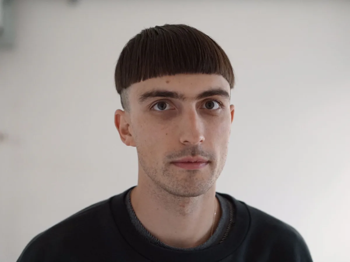 Sharp fringe bowl cut, front-facing